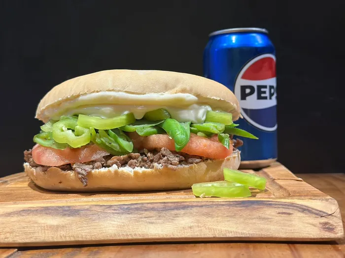 Sándwich de carne con tomate y ají verde