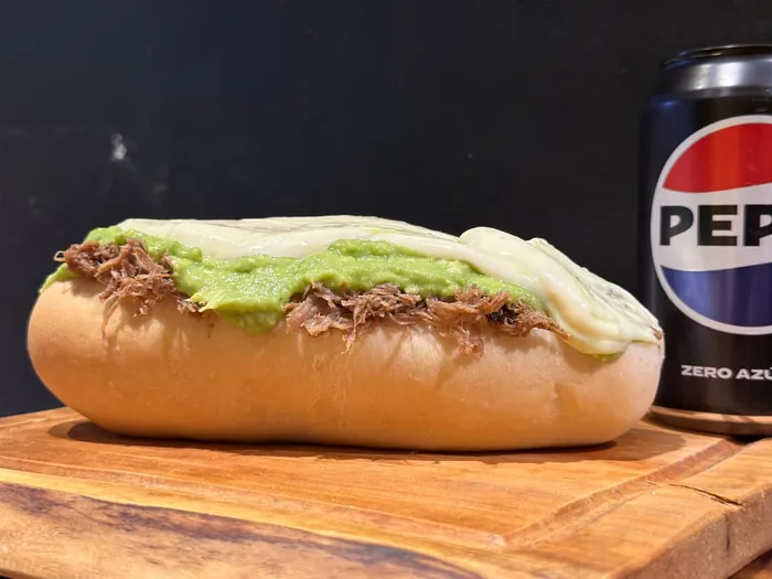 As de mechada con palta en pan de completo