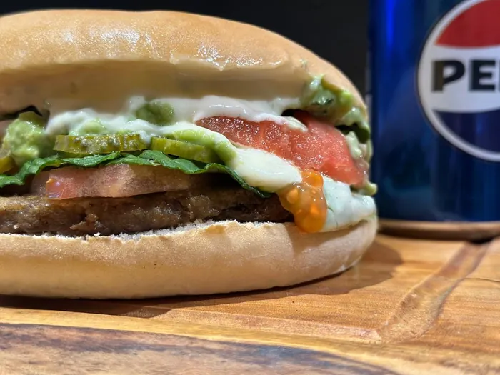 Hamburguesa con palta, tomate y pepinillos
